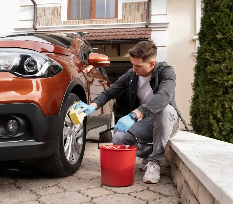 Lavage auto à domicile Trémuson : professionnel intervenant sur un véhicule